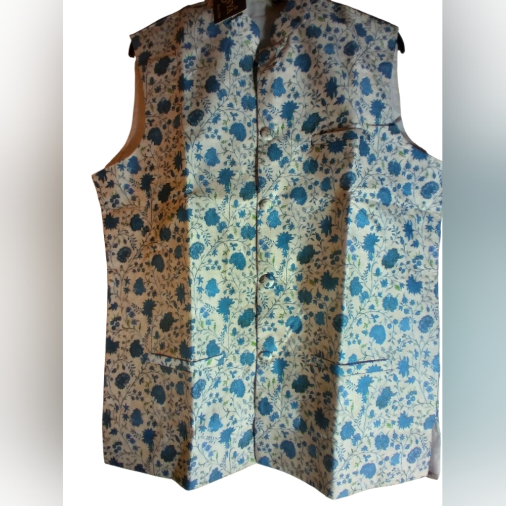 NWT Sojanya Sleeveless Top Size M Button Down Blue Floral  Vacation Cottagecore